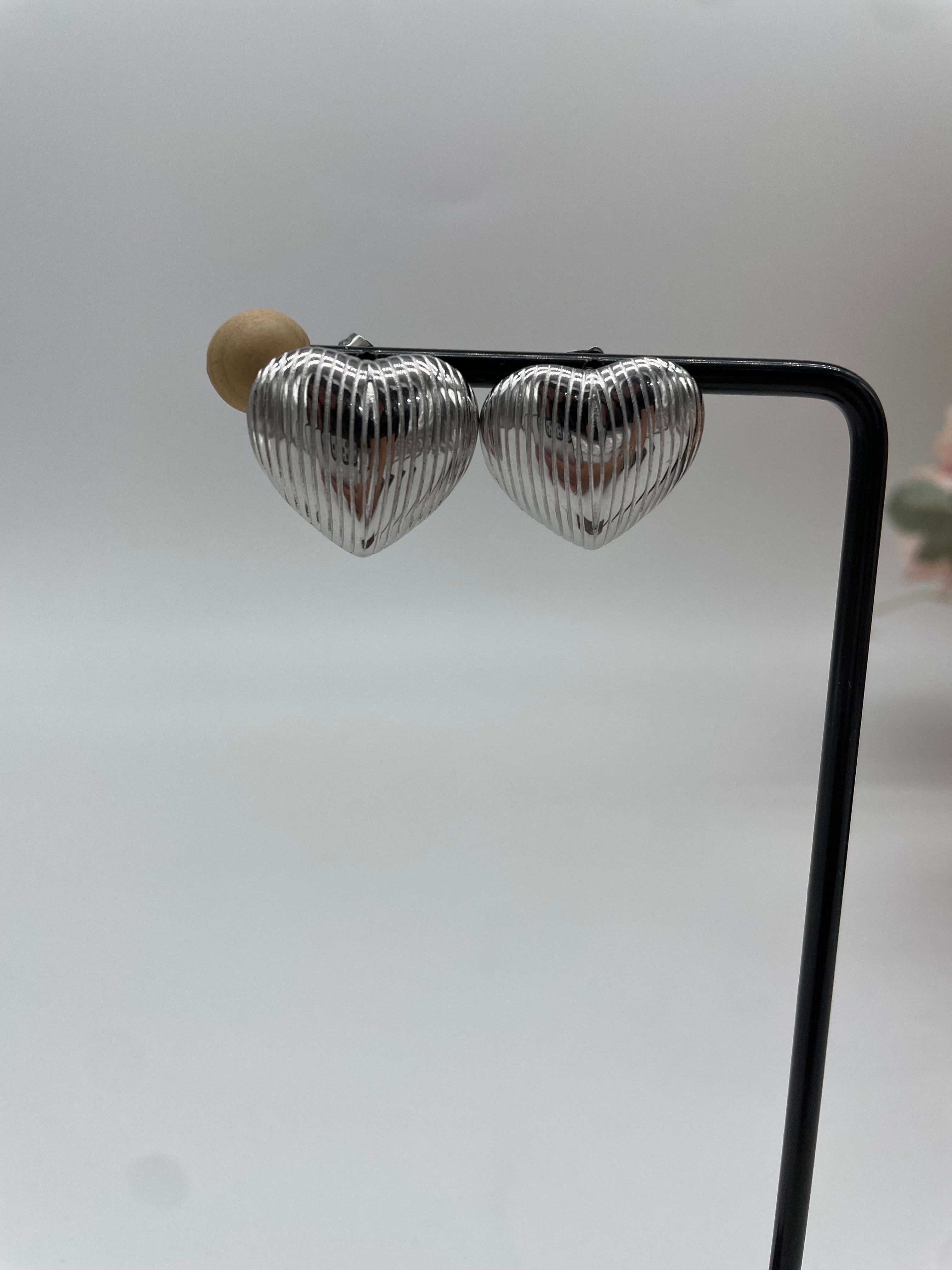 Orecchini cuore rigato argento