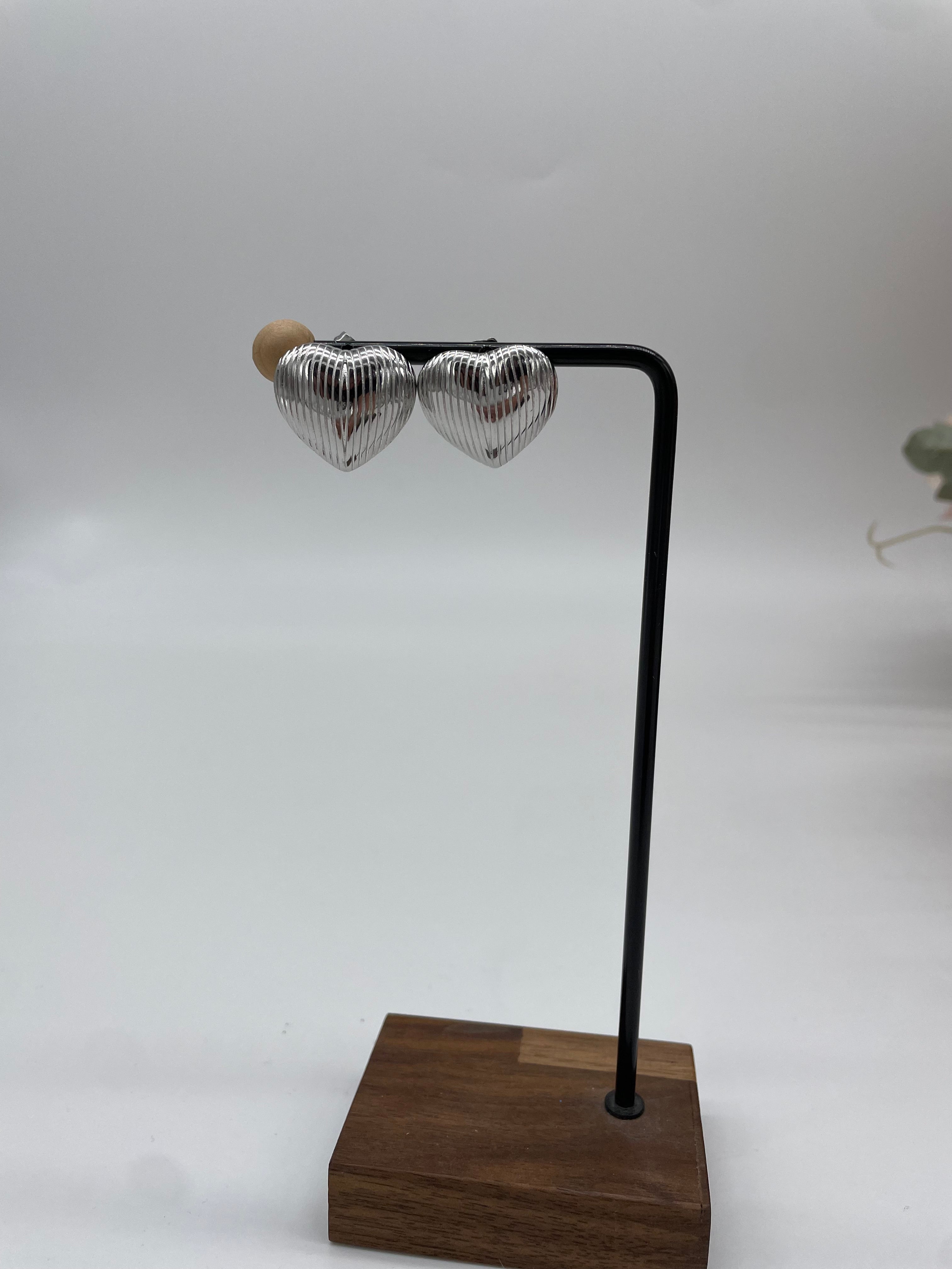 Orecchini cuore rigato argento