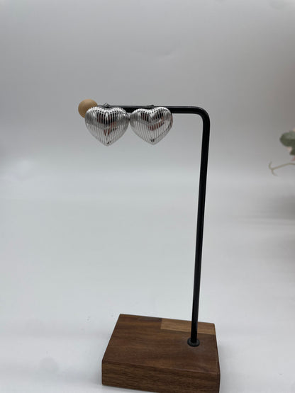 Orecchini cuore rigato argento